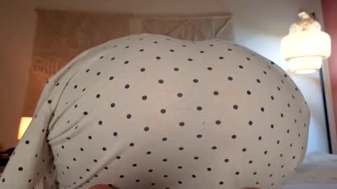 Snapshot of chillwithcamii chatting on 04/29/26, 09:43 yoursensualparadise online show from 04/29/26, 09:43