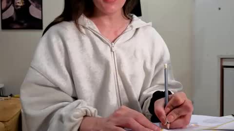Snapshot of chillwithcamii chatting on 05/20/26, 04:57 yoursensualparadise online show from 05/20/26, 04:57