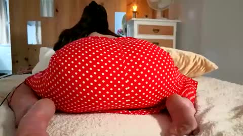 Snapshot of chillwithcamii chatting on 06/05/26, 08:14 yoursensualparadise online show from 06/05/26, 08:14