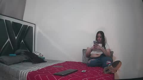Snapshot of chloe_hotx chatting on 03/12/25, 09:03 Chloe and Danna online show from 03/12/25, 09:03