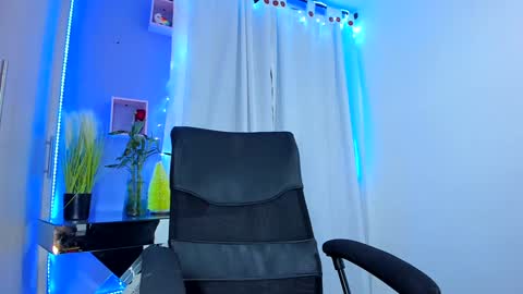 Chloe Miller  online show from 12/08/24, 05:07