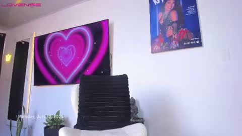 Im Chloe    independent account      online show from 07/13/26, 06:00