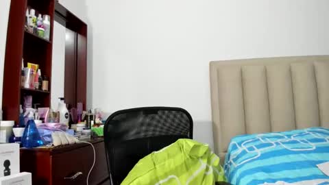 chloemiller   online show from 02/28/25, 11:34