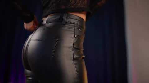 chloemin_ online show from 11/12/25, 07:09