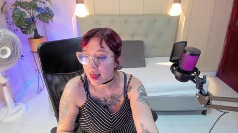 Snapshot of chloerossee chatting on 01/12/25, 01:21 Chloe rosse online show from 01/12/25, 01:21