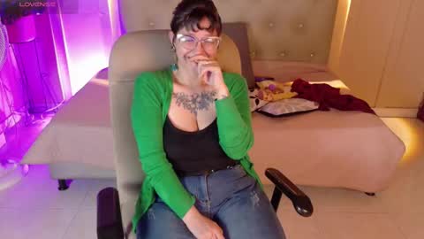 Snapshot of chloerossee chatting on 10/22/25, 01:17 Chloe rosse online show from 10/22/25, 01:17