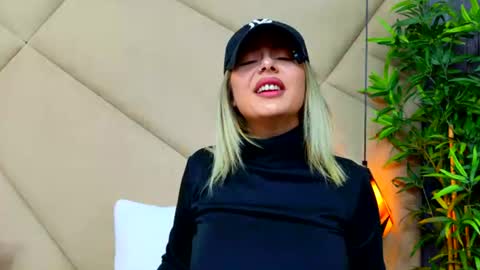 Snapshot of chloevee chatting on 06/12/26, 05:17 Chloe Vee online show from 06/12/26, 05:17