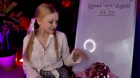 ChloeWight online show from 04/12/26, 09:36