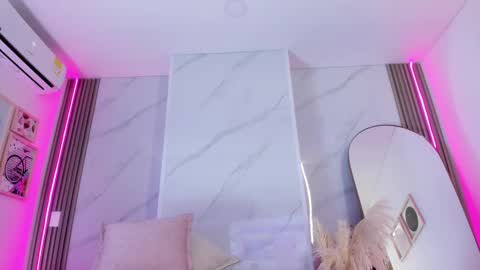 Snapshot of chlooee_ chatting on 02/19/25, 01:08 Chlooe online show from 02/19/25, 01:08