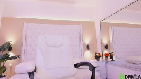 chlowe online show from 12/18/25, 04:18