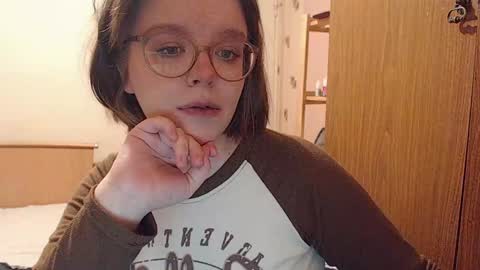 Snapshot of chmiri chatting on 12/19/24, 01:18 chmiri online show from 12/19/24, 01:18