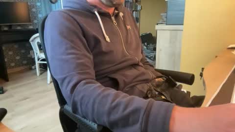 chris13abcd online show from 11/20/25, 02:28