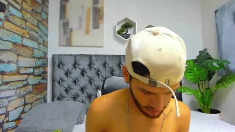 chris_grey2 online show from 06/17/26, 06:42
