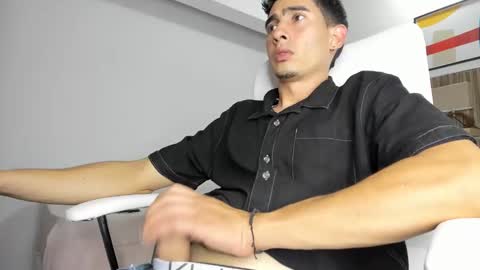 Snapshot of christoper_dick chatting on 03/04/25, 03:44 Petite Horny and chistoper dick online show from 03/04/25, 03:44