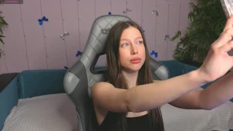 EvaBlonde TayaBrunette EliieBlack hair online show from 01/16/26, 08:29