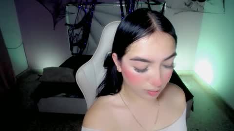 Snapshot of cieloo_ chatting on 10/29/25, 08:21 CIELO online show from 10/29/25, 08:21