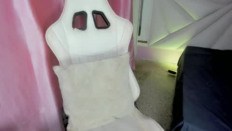 Snapshot of cieloo_ chatting on 12/01/25, 11:54 CIELO online show from 12/01/25, 11:54