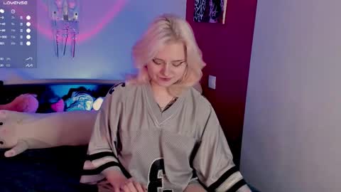 Snapshot of cigaretteduringsex chatting on 10/19/25, 11:11 Helen and Teya online show from 10/19/25, 11:11