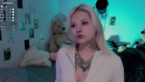 Snapshot of cigaretteduringsex chatting on 10/28/25, 10:19 Helen and Teya online show from 10/28/25, 10:19