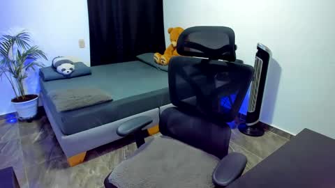 Snapshot of cinamon_kingdom chatting on 09/16/25, 12:00 Luna and Sebas  online show from 09/16/25, 12:00