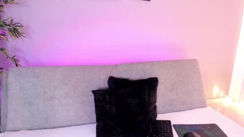 Snapshot of cinnamon_kyla chatting on 01/25/25, 12:47 cinnamon_kyla online show from 01/25/25, 12:47