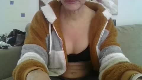 Snapshot of cinthia2525 chatting on 05/17/26, 09:38 cinthia2525 online show from 05/17/26, 09:38