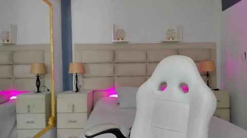 CintiaCollins  online show from 12/03/25, 08:40