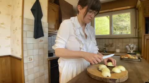 Claire Moulin online show from 04/24/26, 12:07