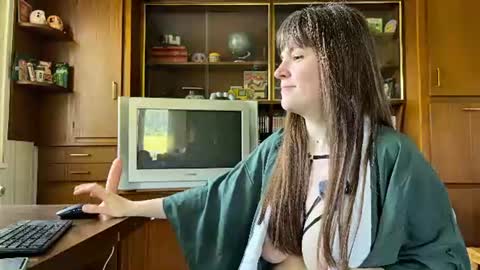 Snapshot of claire_moulin chatting on 06/17/26, 08:39 Claire Moulin online show from 06/17/26, 08:39