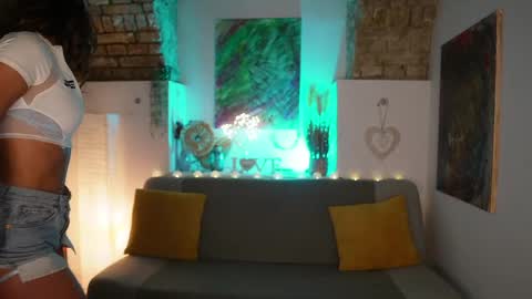 Clara smile online show from 01/28/25, 07:32