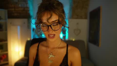 Clara smile online show from 02/11/25, 11:12