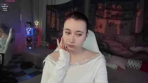 Snapshot of clarabenson chatting on 10/27/25, 10:14 clarabenson online show from 10/27/25, 10:14