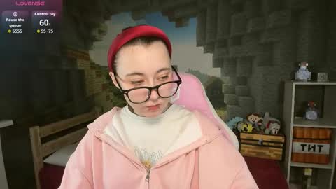 Snapshot of clarabenson chatting on 01/05/26, 06:33 clarabenson online show from 01/05/26, 06:33