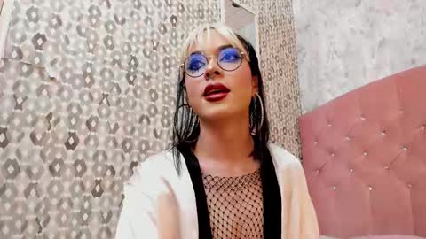 Snapshot of cleo_nilee chatting on 10/31/25, 04:57 cleo online show from 10/31/25, 04:57