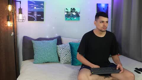 Snapshot of cleoanubis_ chatting on 10/28/25, 07:01 Girl Juliana and Federico online show from 10/28/25, 07:01