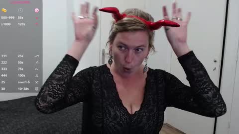 Syl  online show from 10/03/25, 10:12