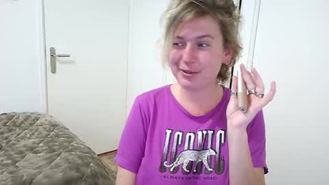 Syl  online show from 12/17/25, 08:09