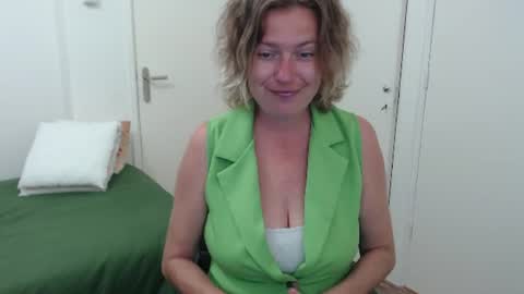 Snapshot of clittytastic chatting on 06/25/26, 05:23 Syl online show from 06/25/26, 05:23