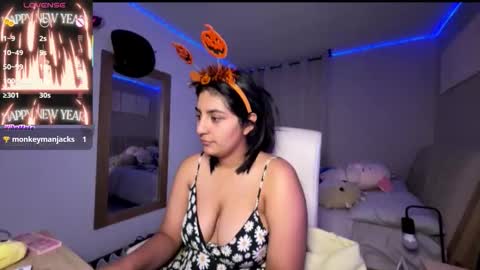 cloe small online show from 10/21/25, 01:17