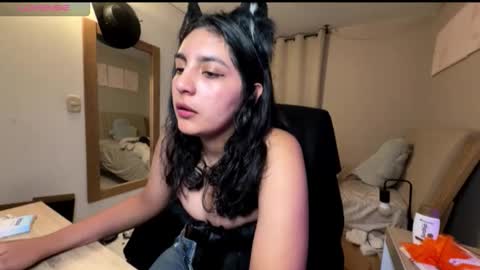 cloe small online show from 10/30/25, 01:40