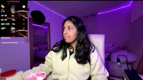 cloe small online show from 11/08/25, 03:29