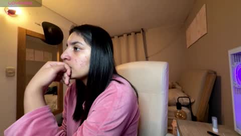 cloe small online show from 12/18/25, 03:12