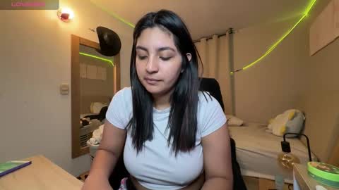 cloe small online show from 12/23/25, 04:54