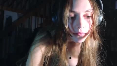 Snapshot of clover_tully chatting on 01/16/25, 08:11 Clover online show from 01/16/25, 08:11