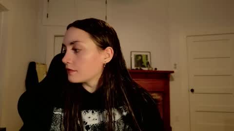 Snapshot of clover_tully chatting on 10/22/25, 04:35 Clover online show from 10/22/25, 04:35