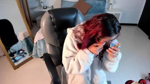 Snapshot of clown_face chatting on 02/23/25, 07:22 emely dolce online show from 02/23/25, 07:22