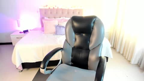 Snapshot of clown_face chatting on 09/28/25, 03:28 emely dolce online show from 09/28/25, 03:28