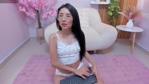 Snapshot of cloy_baby chatting on 10/13/25, 10:15 Eilyn online show from 10/13/25, 10:15