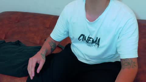 Snapshot of clydexxxbunny chatting on 12/31/24, 07:53 Clyde and Bunny online show from 12/31/24, 07:53