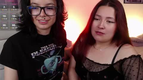 Snapshot of coffeandbread chatting on 10/15/25, 04:34 Phia And Luna online show from 10/15/25, 04:34